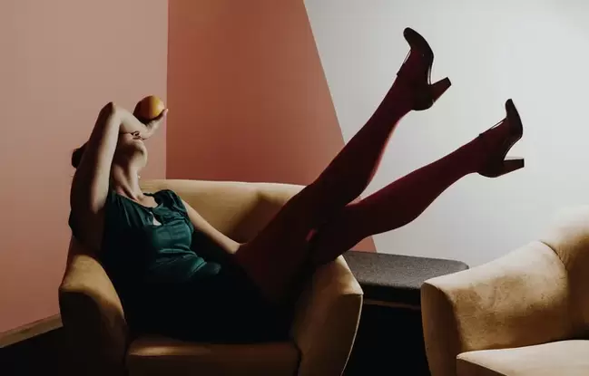 Mujer joven con venas varicosas de las piernas.